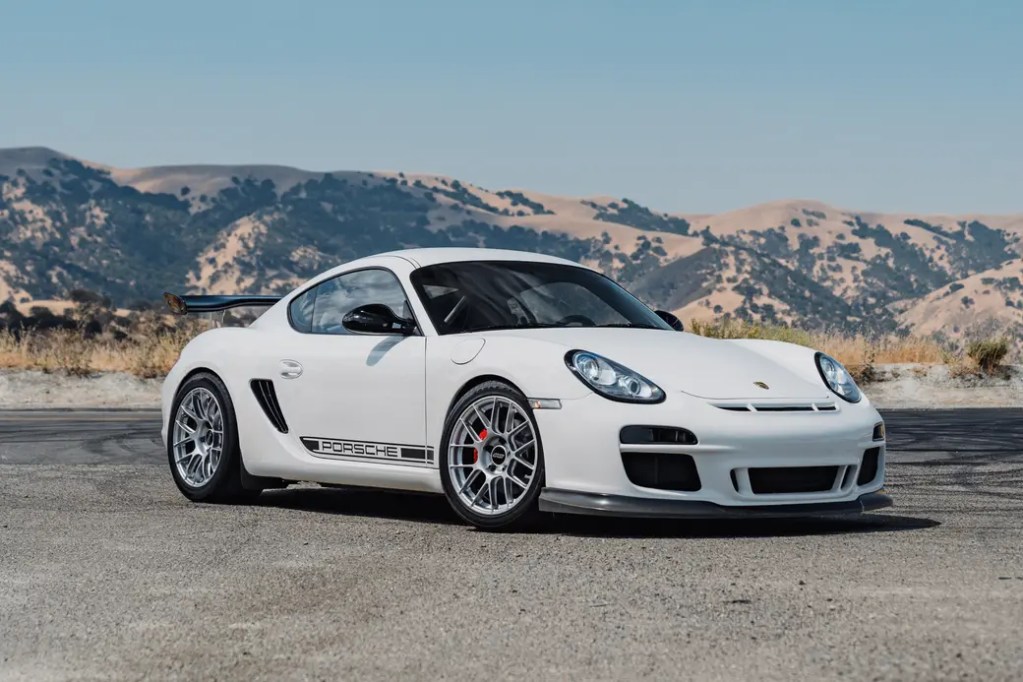 Photo of a 987.2 Cayman R with Apex Wheels installed